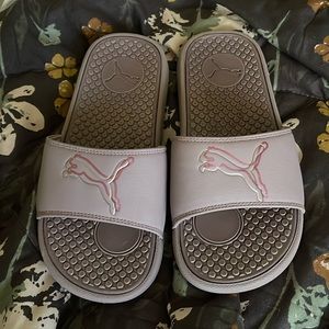 Light purple puma slides